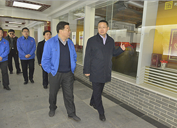 武城县委副书记、县长张磊（右）来我公司视察指导工作，公司董事长、总经理周晓峰（左）引领来宾视察了我公司的生产设施和文化景观。